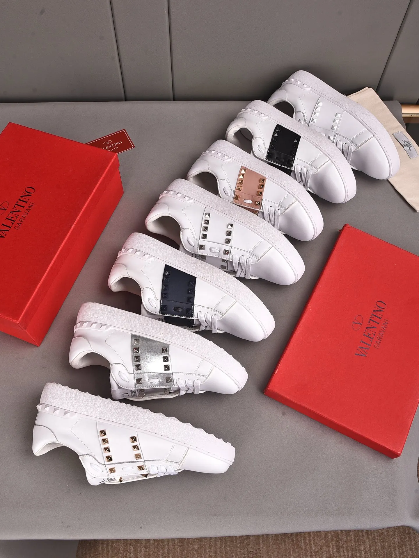 Men's shoes 440💰 (men and women couples) Valentino classic color matching series casual shoes. Made with heavy craftsmanship, good products pay attention to every detail. A must-have trendy item that can be worn all year round, it has been worn by many celebrities and Internet celebrities~~Imported cowhide surface, unique design concept, sheepskin lining, counter quality. Women’s clothing 35-40. Men’s clothing 39-44, 45-46 (returns and exchanges are not supported for custom-made items)